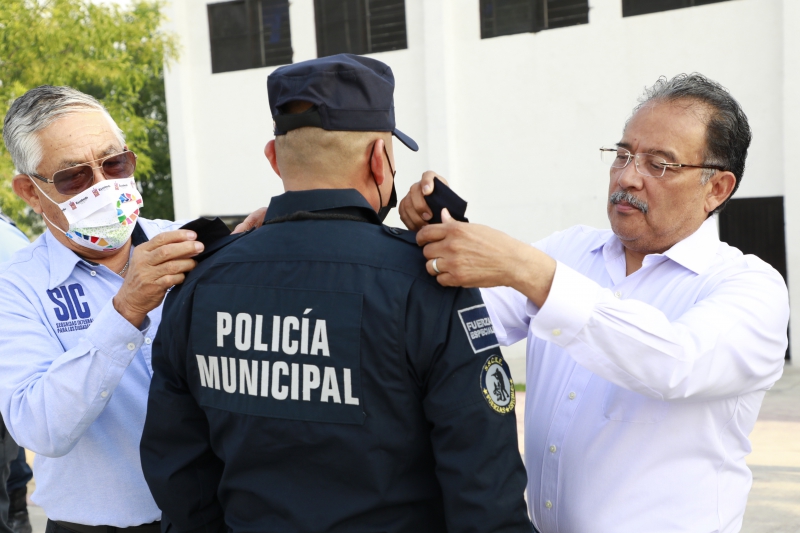 INCREMENTARÁ ESCOBEDO SALARIO A POLICÍAS;
OTORGAN ASCENSO DE GRADOS 
